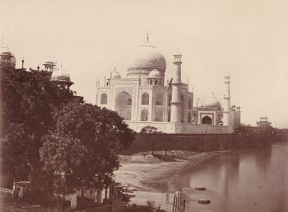 null INDE : Taj Mahal, c.1880. Trois tirages albuminés d’époque annotés au verso....