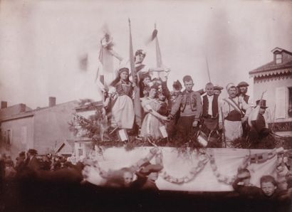 null ANONYME : Dombasle, défilé de chars, c.1900. Deux tirages au citrate d’époque,...