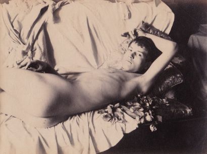 null G. Von PLUSCHOW : Jeune homme allongé sur un canapé, c.1900. Tirage albuminé...