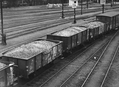null GEO BLANC : Wagons sur voies ferrées, c.1930. Tirage argentique d’époque tamponné...