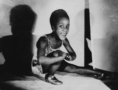 null Maurice TABARD : Little Esther, l’étoile noire, c.1930. Tirage argentique d’époque...