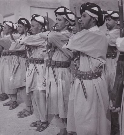 null René ZUBER : Maroc, hôpital, infirmières et une section de goumiers, c.1950....
