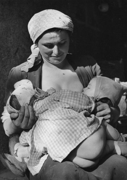 null Leonard Von MATT : Maternité, c.1960. Tirage argentique d’époque tamponné et...