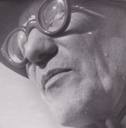 null Lucien HERVE : Portrait de Le Corbusier, c.1950. Tirage argentique d’époque,...