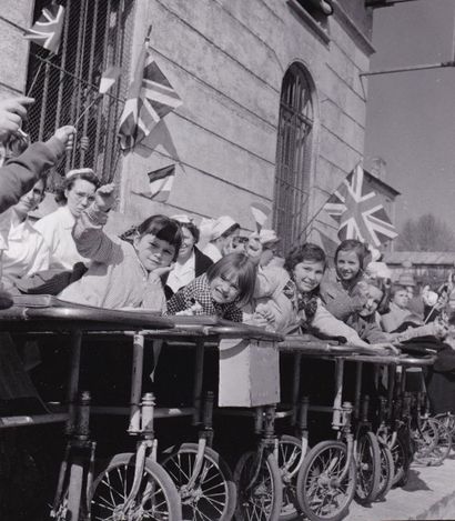 null Robert DOISNEAU : Défilé aux drapeaux anglais, c.1960. Tirage argentique d’époque,...