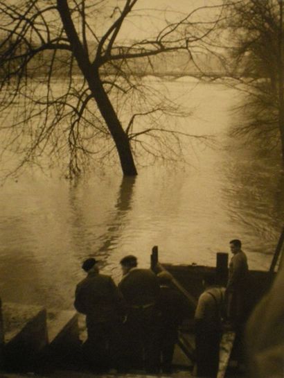 null Yvette TROISPOUX : Inondations, Paris, , 1955. Tirage argentique postérieur,...