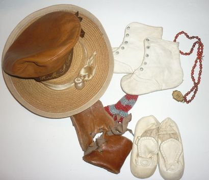 null Petit lot d'accessoires : 3 paires de chaussures pour poupées, un béret de marin...