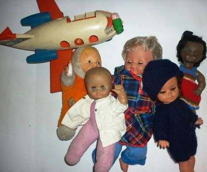 null Lot d'environ 100 poupées et peluches des années 60 dont : petit colin, RAYNARD,...
