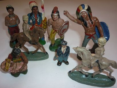 null Lot de 8 figurines en composition, ronde bosse, Elastolin, indiens. 

On y joint...