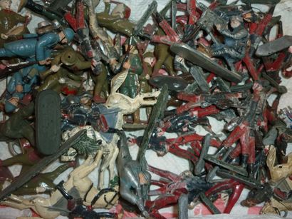 null Lot de figurines comprenant soldats en plomb 14-18 ; 39-45 et figurines en plastique...