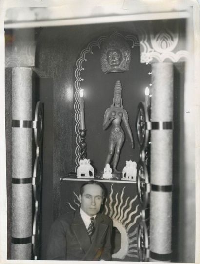 null Anonyme. Maurice DEKOBRA (1885-1973) chez lui. Deux photographies