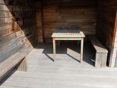null 1 grande table en bois rétifié + 4 bancs en bois rétifié + 1 table d'appoint...