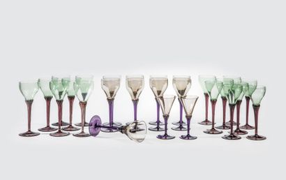 null Suite de treize verres à vin, neuf verres à eau et deux coupes en verre coloré,...