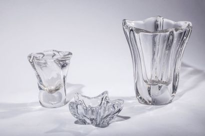 null DAUM Nancy France. Deux vases et un cendrier en cristal moulé-pressé, signés.

H...