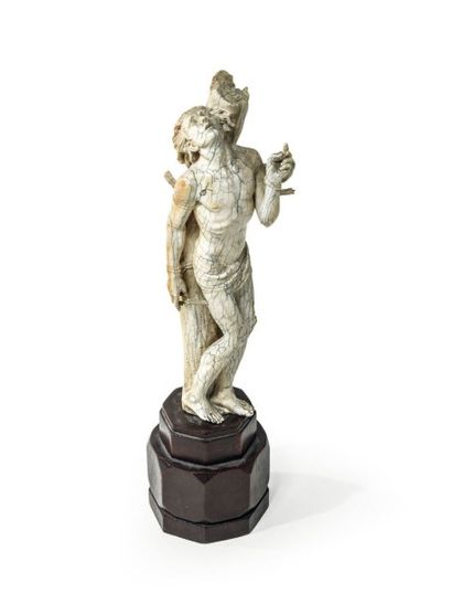  Sculpture en ivoire patiné représentant saint Sébastien, debout à l'agonie percé...