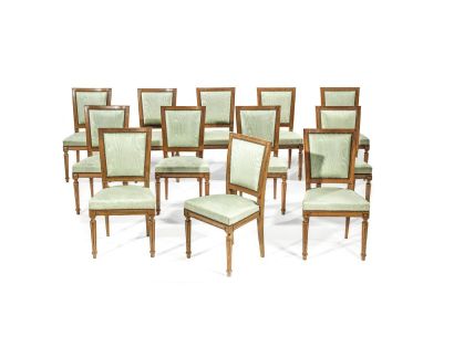 null Suite de douze chaises en cabriolet en bois naturel mouluré et sculpté, les...