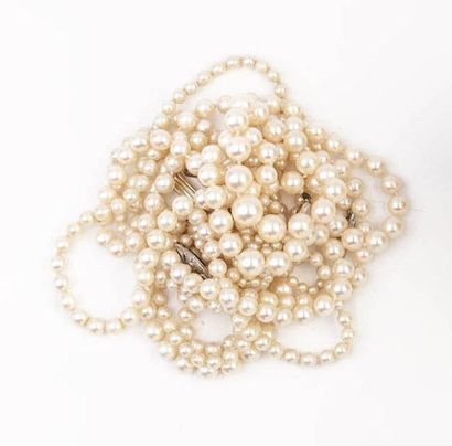 null Lot de quatre colliers de perles de culture ou perles fines, en chute, les fermoirs...