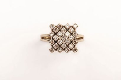 null Bague en or blanc 18K (750/1000e) à décor de pavage de diamants de forme carrée....