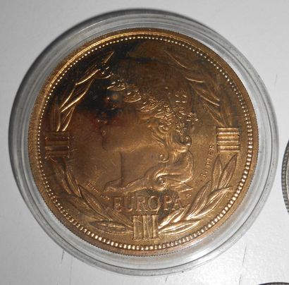 null Lot de 2 médailles commémoratives Europa III, Ecu-1988 en bronze doré, dont...