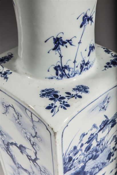  Paire de vases de forme carrée en porcelaine décorée en bleu sous couverte des fleurs...