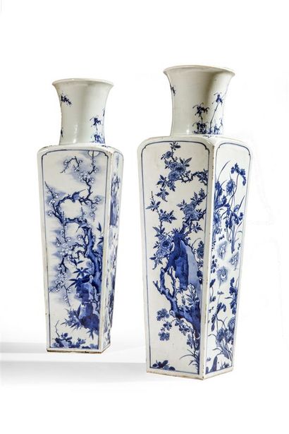  Paire de vases de forme carrée en porcelaine décorée en bleu sous couverte des fleurs...