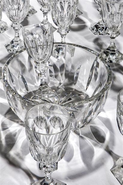 null SAINT LOUIS. Service en cristal modèle Chambord comprenant dix flûtes à champagne,...