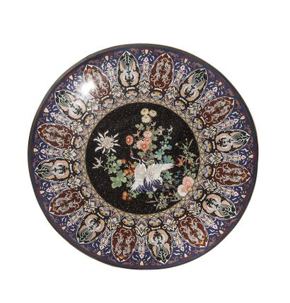 null Paire de grands plats en cuivre et émaux cloisonnés à décor au centre d'un couple...