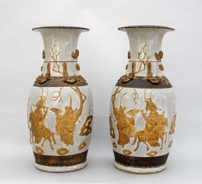 null Paire de vases de forme balustre en porcelaine émaillée céladon craquelé décorée...