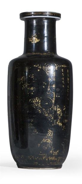 null Vase de forme rouleau en porcelaine émaillée noire lustrée à décor en émail...