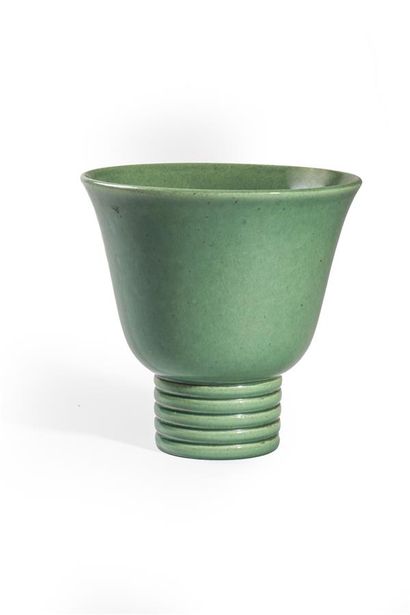 null SEVRES - Paul MILET. 
Vase en porcelaine émaillée vert turquoise, reposant sur...
