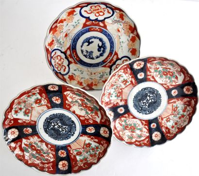 null Trois assiettes décoratives en porcelaine polychrome.
Japon, Imari, époque XIXe...