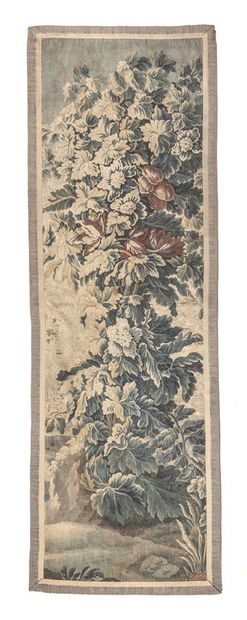 null Aubusson? 
Verdure. 
Fragment de tapisserie en laine. 
Époque XVIIIe siècle....