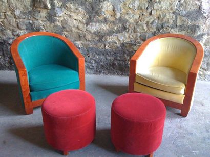 null Fauteuils cadre bois vernis et deux poufs tissu