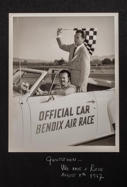 null Gentlemen, we have a race. Photographie datée 30 août 1947, encadrée sous verre....