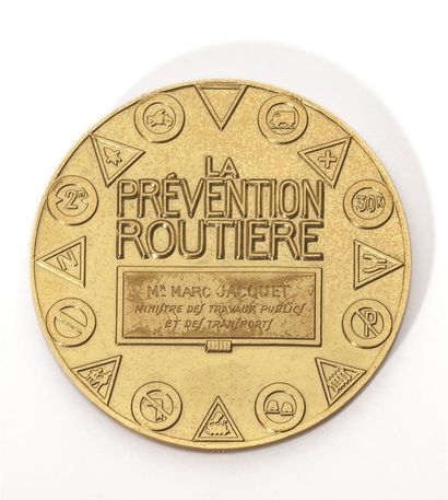 null Exceptionnelle médaille La Prévention Routière en or 18K (750/1000e). L'avers...