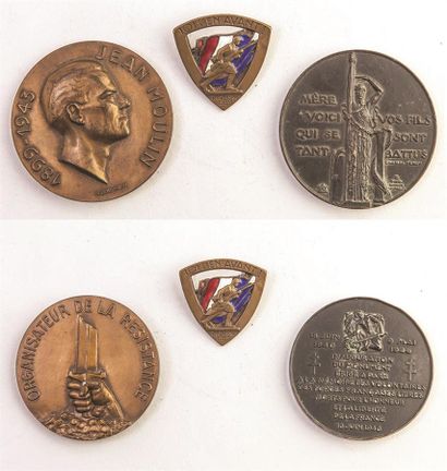 null Deux médailles commémoratives et une décoration sur le thème de la Seconde Guerre...