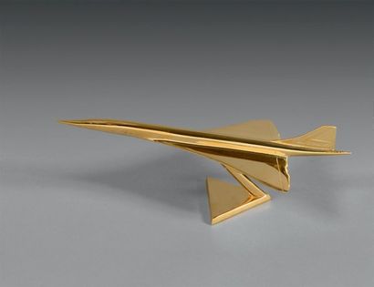 null OBJET DE VITRINE. (Photographie) Maquette du Concorde dorée à l'or fin, réalisée...