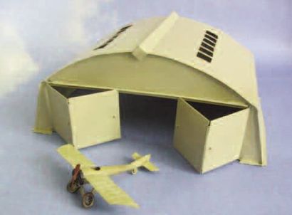 null 1 JOUET : Hangar et Monoplan. Jouets en tôle, ancien, hangar avec ses portes...
