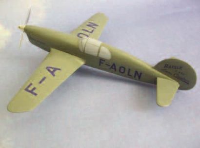 null 1 MAQUETTE : Caudron C-690. Maquette en bois de l'avion à moteur Renault. Posé...