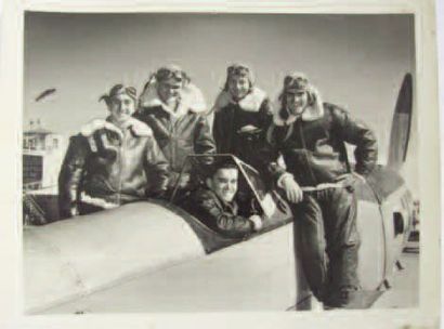 null 1 PHOTOGRAPHIE : Pilots in Beeing. Noir et blanc d'un groupe d'élèves pilotes...