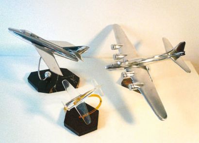 null 1 MAQUETTE : Joli modèle d'un avion taillé, en pléxi et sur socle bois.