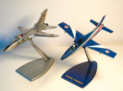 null 2 MAQUETTES : Lot de 2 maquettes d'avions en métal.