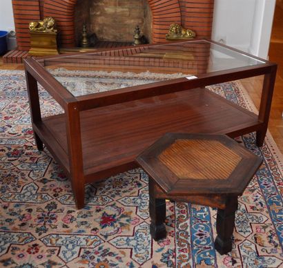 null Table basse rectangulaire en bois exotique et plateau en verre.
40 x 90 x 50...