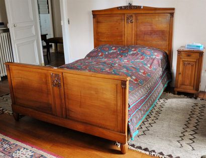 null Mobilier de chambre comprenant : un bois de lit deux places en bois sculpté...