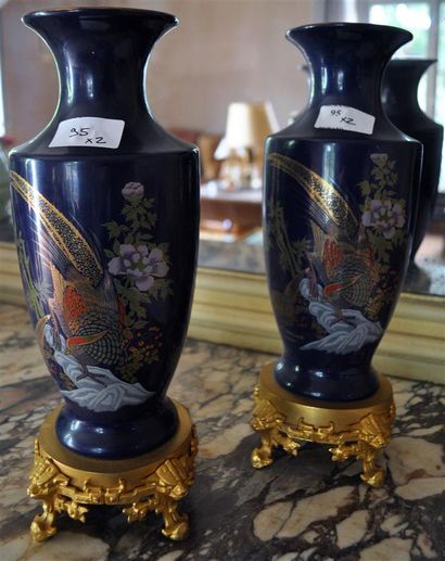null Paire de vases en céramique à décor d'oiseaux sur fond bleu, reposant sur une...