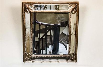 null Miroir à parcloses en bois stuqué et doré, de style Régence.

115 x 96 cm.

Petits...