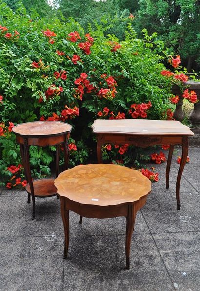 null Deux tables et un guéridon : une table en bois naturel sculpté et mouluré ouvrant...