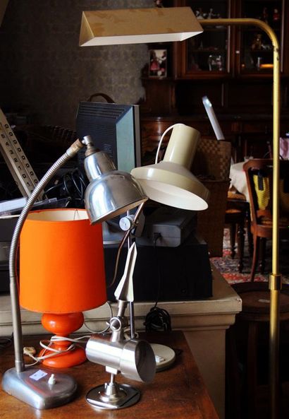 null Deux lampes de bureau, une lampe d'appoint orange, quatre spots et une liseuse....