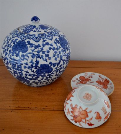 null Potiche en porcelaine bleu blanc à décor floral.
Chine.
H : 21,5 cm.

On y joint...