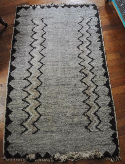null Deux tapis en laine à fond gris et décor géométrique.

88 x 154 cm.